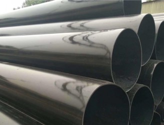 聚乙烯外護(hù)管是以高密度聚乙烯（HDPE）為原料，采用先進(jìn)的設(shè)備和工藝進(jìn)行生產(chǎn)，產(chǎn)品質(zhì)量嚴(yán)格執(zhí)行GB/T29047-2012標(biāo)準(zhǔn)。具有機(jī)械強(qiáng)度高、耐沖擊、耐環(huán)境應(yīng)力開(kāi)裂、耐腐蝕、耐低溫、易焊接、易施工、