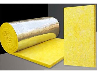 離心玻璃棉是采用石英砂、石灰石、白云石等天然礦石為主要原料，配合一些純堿、硼砂等化工原料熔成玻璃。在融化狀態(tài)下，采用獨(dú)有的離心技術(shù)工藝，借助外力吹制式甩成絮狀細(xì)纖維，纖維和纖維之間為立體交叉，互相纏繞